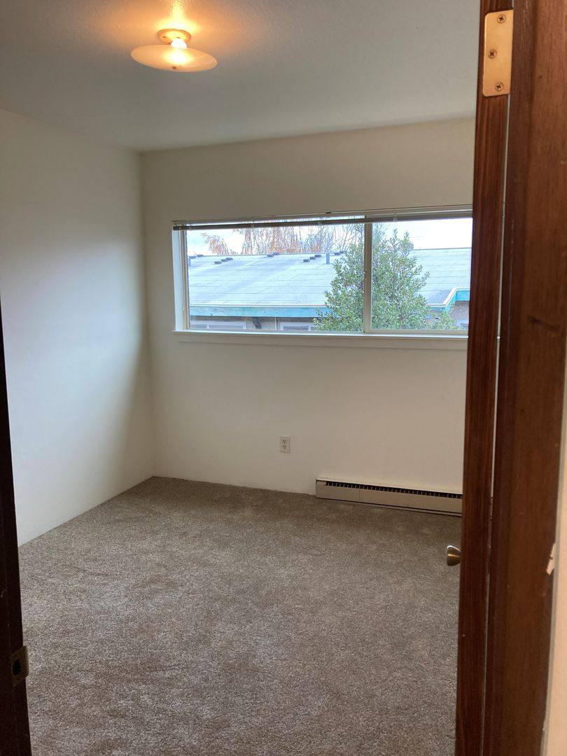 L&P, 5027 15th Ave NE, Seattle, WA 98105 - Apartment for Rent - Image 6