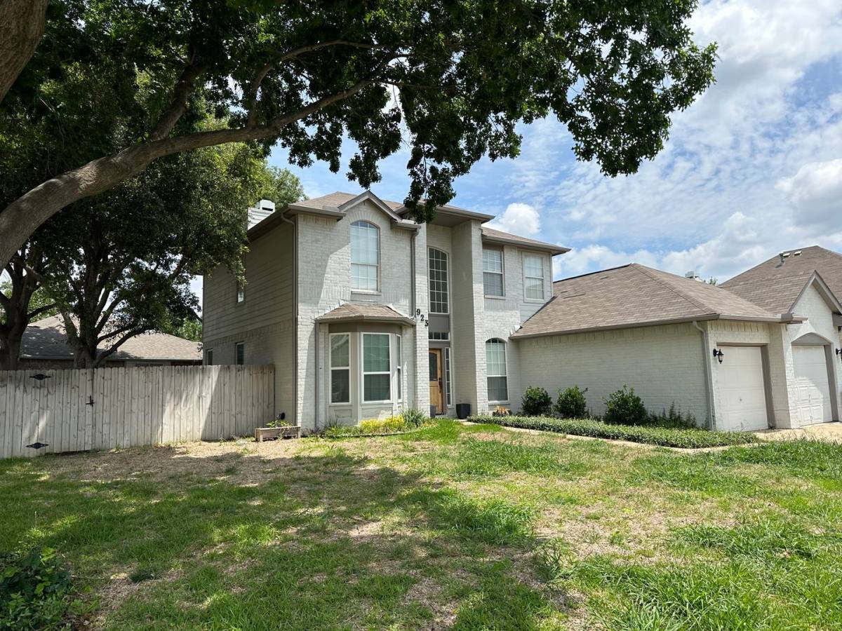 House for rent at 923 Felicia Lane, Arlington, TX 76017