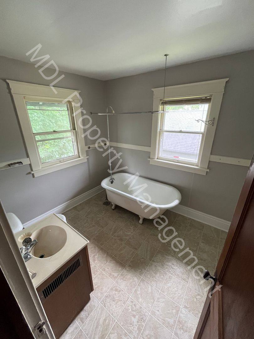 Apartment for rent at 1826 Stone St, Saginaw, MI 48602