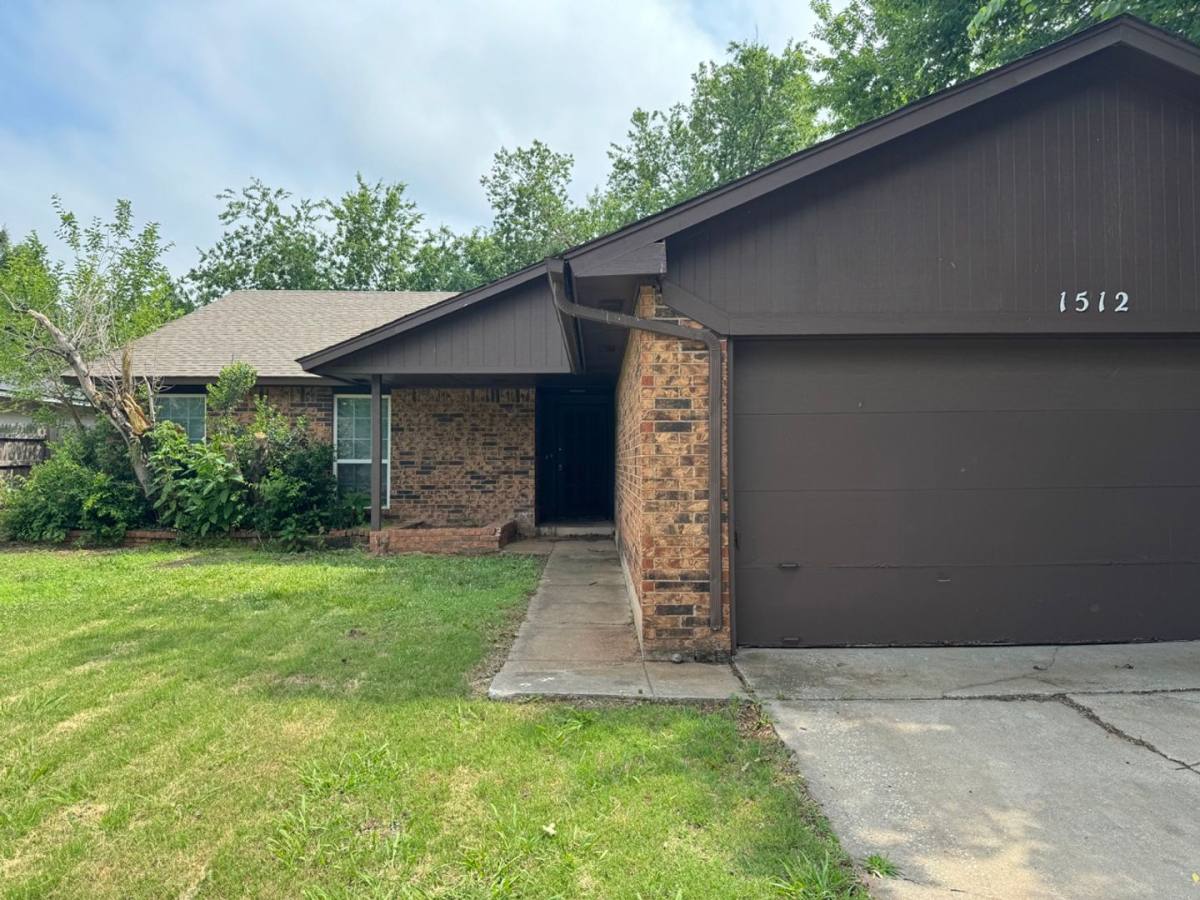 House for rent at 1512 Venus Circle, Edmond, OK 73003