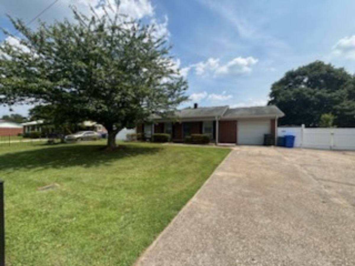 House for rent at 1447 Gairloch Dr, Fayetteville, NC 28304