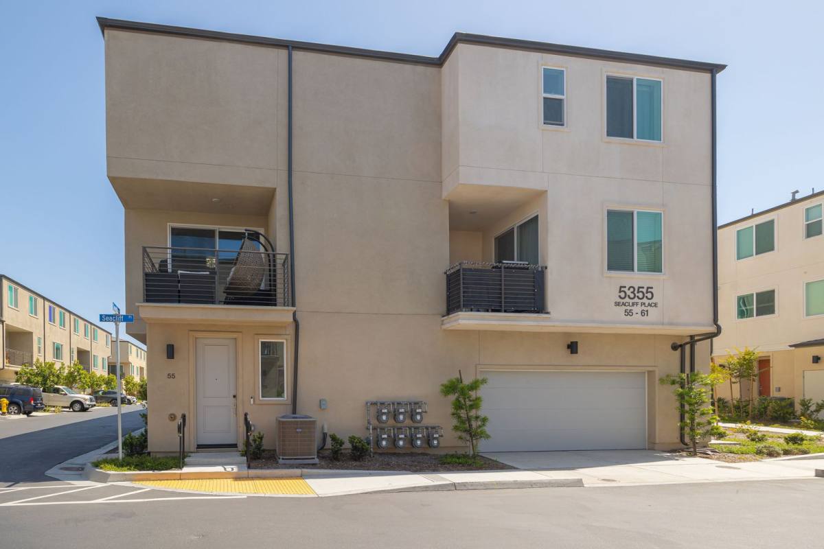 Townhouse for rent at 5355 Seacliff Place, San Diego, CA 92154