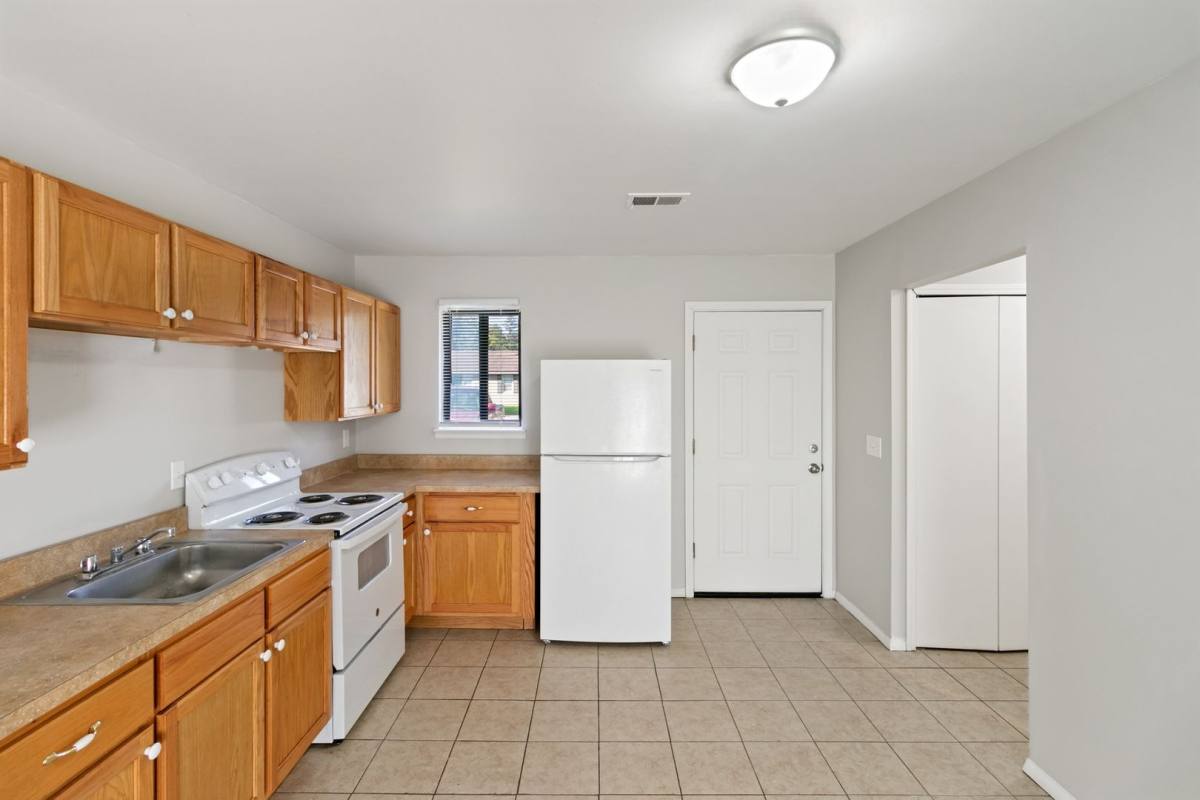 Apartment for rent at 4144 Airport Rd, Waterford, MI 48329