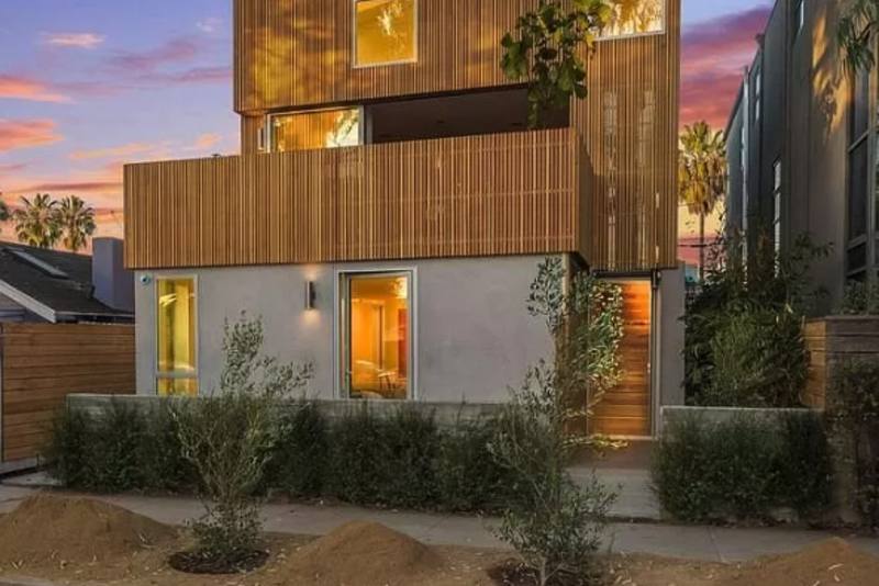 Townhouse for rent at 1519 Cabrillo Ave #1, Venice, CA 90291