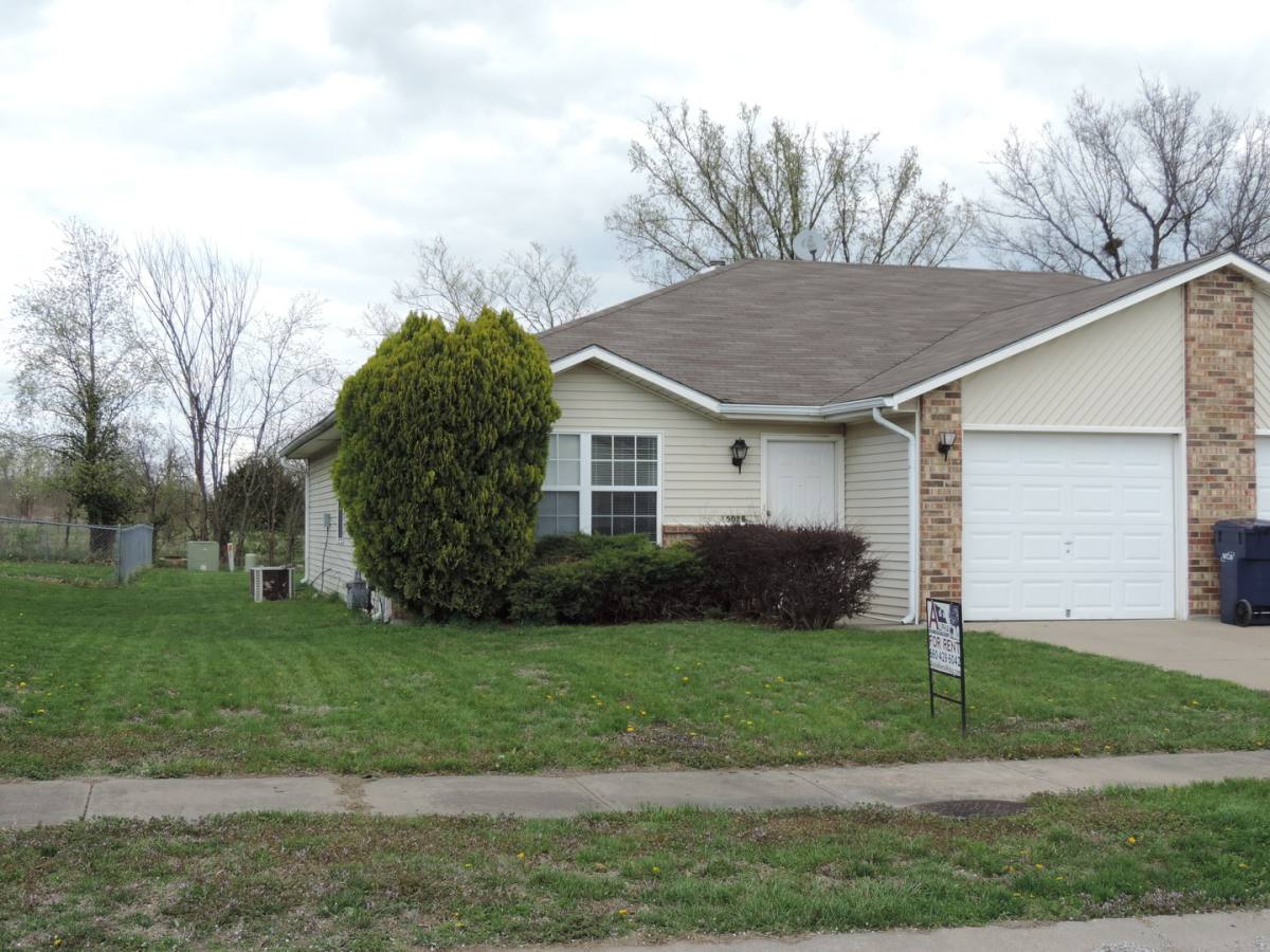 Apartment for rent at 1502 8th St Terrace, Knob Noster, MO 65336