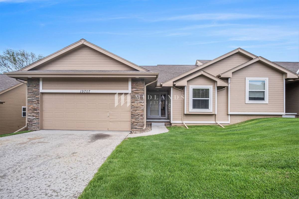 Townhouse for rent at 19707 Marinda St, Omaha, NE 68130