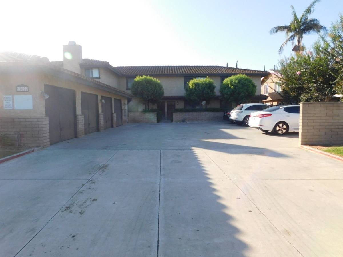 Apartment for rent at 13622 Green Valley Dr, Tustin, CA 92780