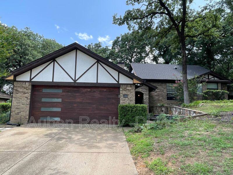 House for rent at 2100 Twin Elms Dr, Arlington, TX 76012
