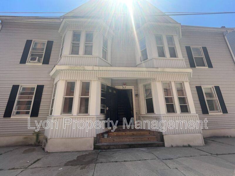 Apartment for rent at 37 Mechanic Ave #1R, Woonsocket, RI 02895