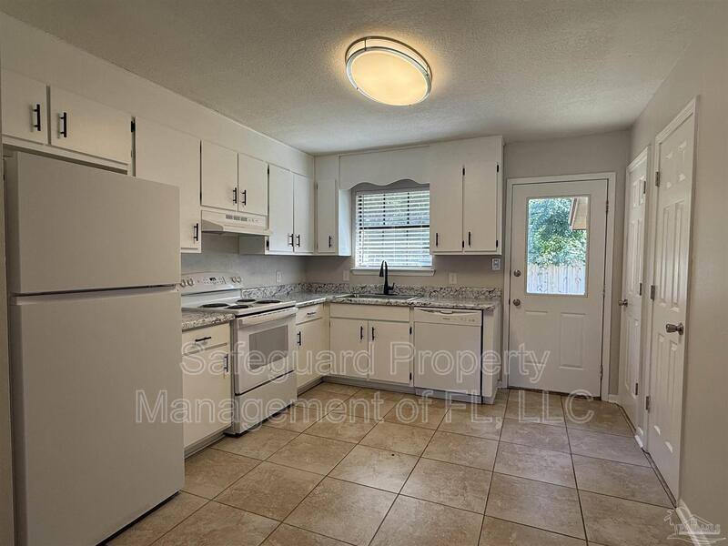 Apartment for rent at 4189 Ravenwood Dr, Milton, FL 32571