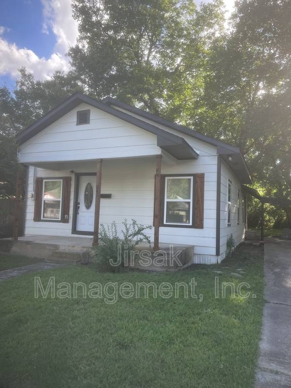House for rent at 241 3rd St NE, Paris, TX 75460