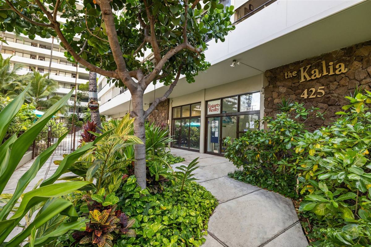 Apartment for rent at 425 Ena Rd, Honolulu, HI 96815