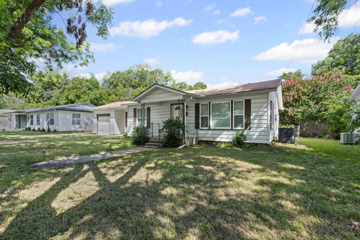 House for rent at 304 Myers Ave, Cleburne, TX 76033