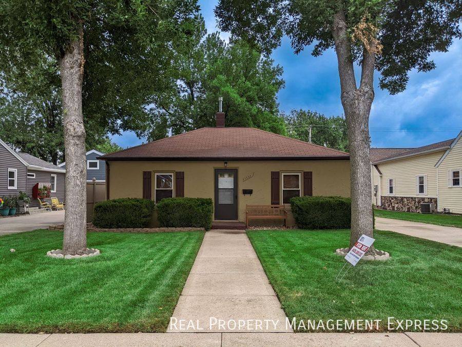 1304 N Elmwood Ave, Sioux Falls, SD 57104