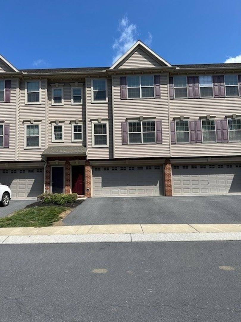 House for rent at 6315 Creekbend Dr, Mechanicsburg, PA 17050