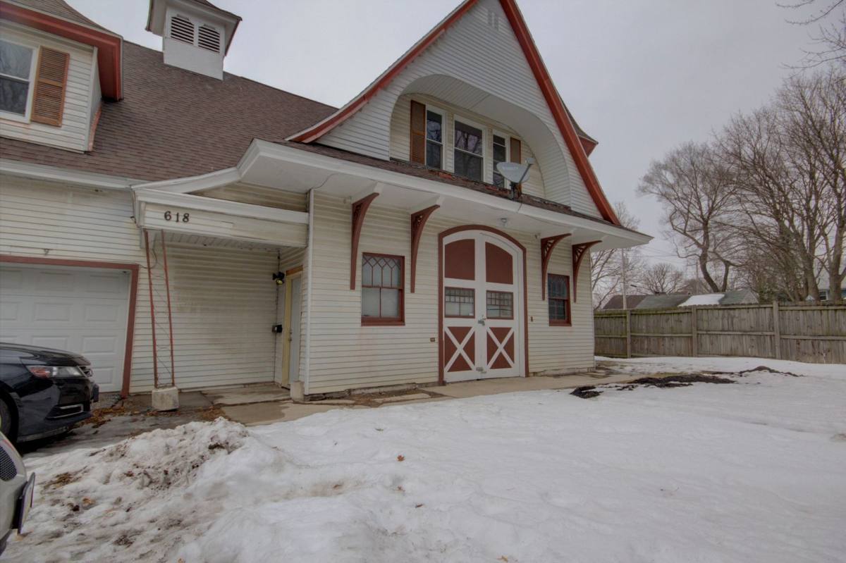 Apartment for rent at 618 E 15th St, Davenport, IA 52803