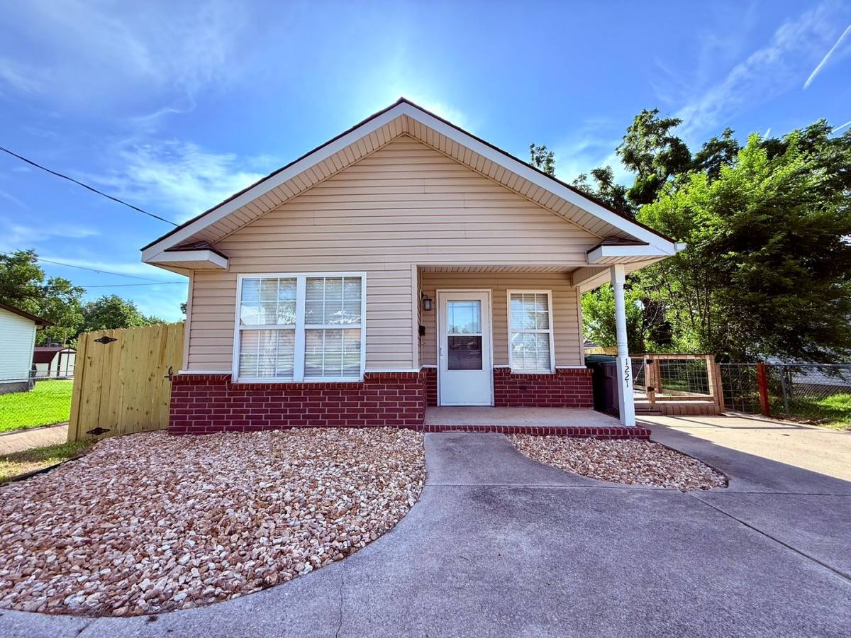 House for rent at 1221 S 5th St, Rogers, AR 72756