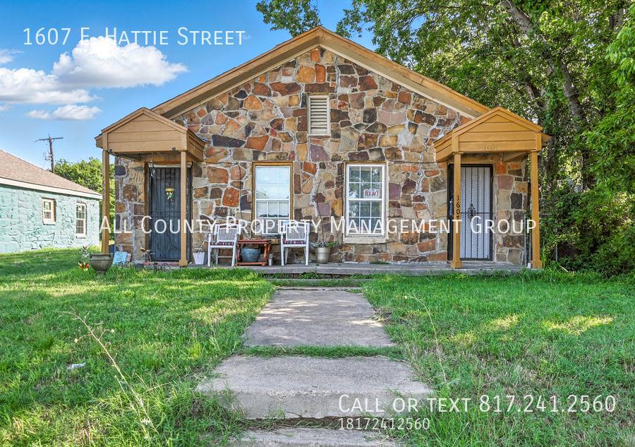 Townhouse for rent at 1607 E Hattie St, Fort Worth, TX 76104
