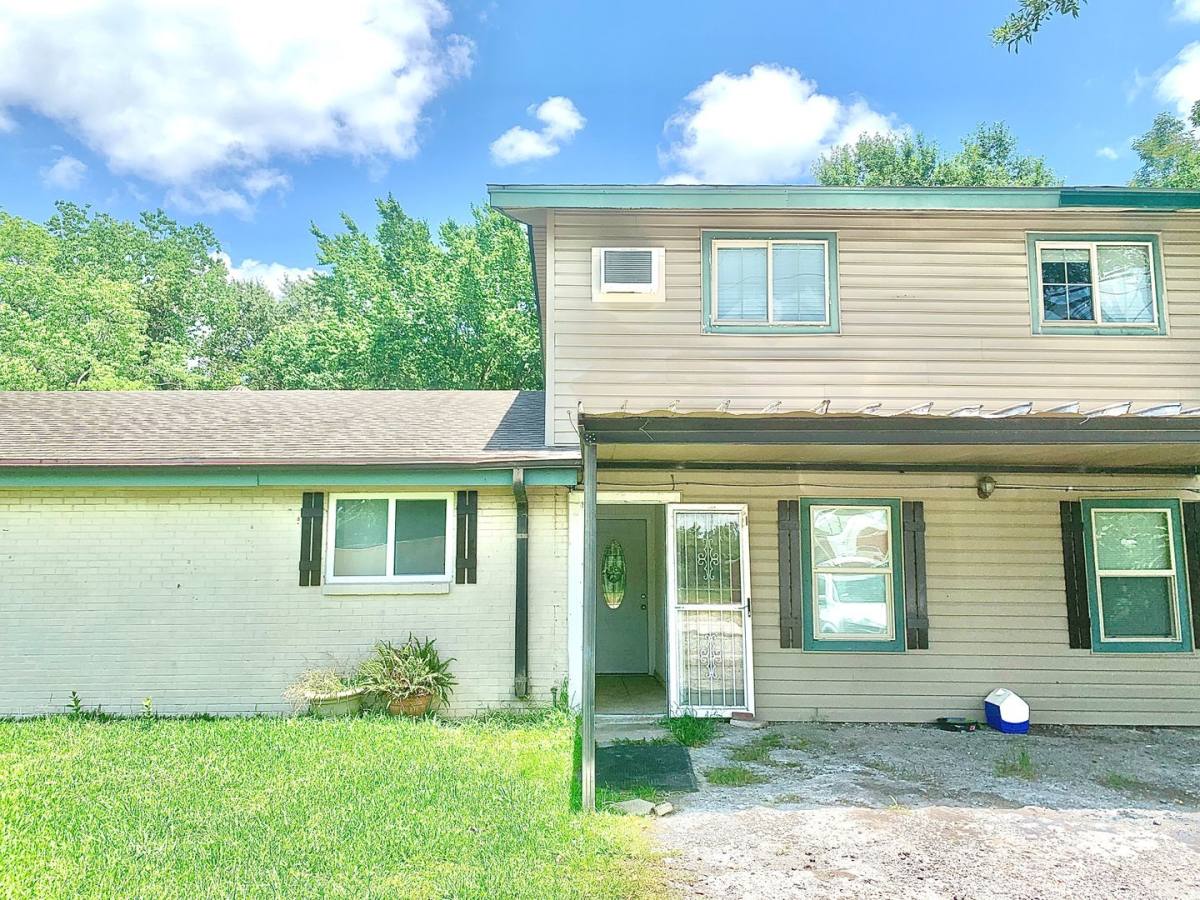 Apartment for rent at 110 Farm Dr, Bridge City, TX 77611