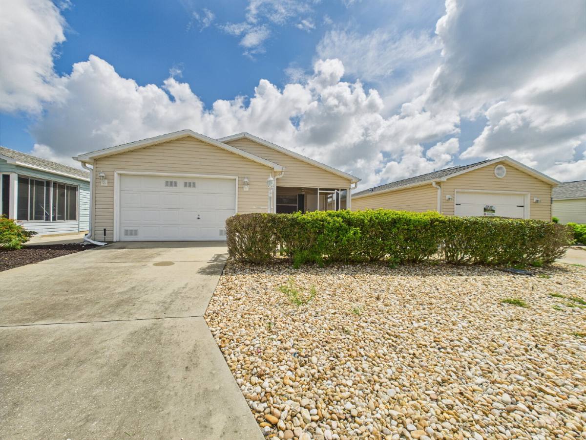 House for rent at 480 Hildalgo Dr, Lady Lake, FL 32159
