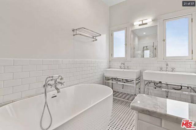 Apartment for rent at 2618 3rd St #1 or A, Santa Monica, CA 90405