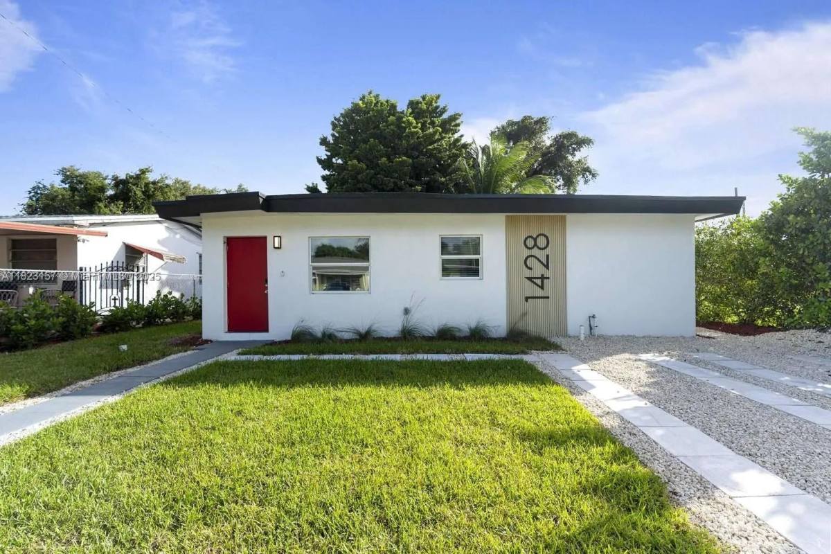 House for rent at 2555 NE 151st St, North Miami Beach, FL 33160