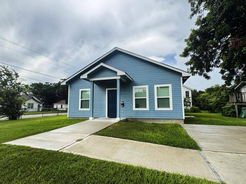 House for rent at 1408 N De Leon St, Victoria, TX 77901