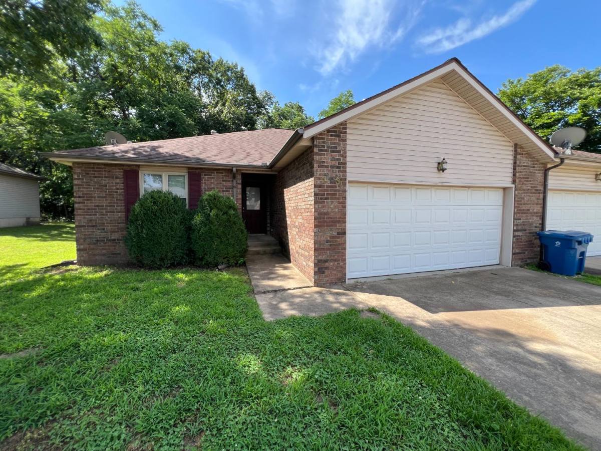 House for rent at 213 W Briarbrook Lane, Carl Junction, MO 64834