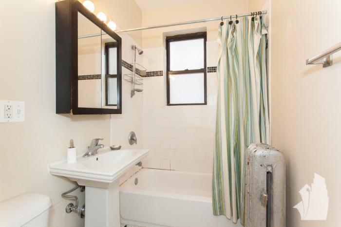 Apartment for rent at 428 W Surf St #205, Chicago, IL 60657