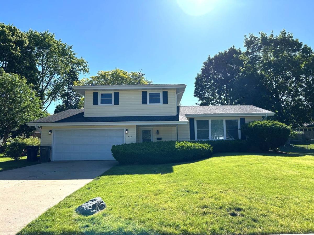 House for rent at 825 Carol Ave, Elgin, IL 60123