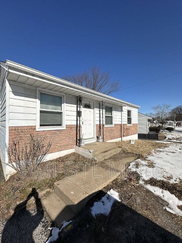 House for rent at 325 Caithness Rd, Saint Louis, MO 63137