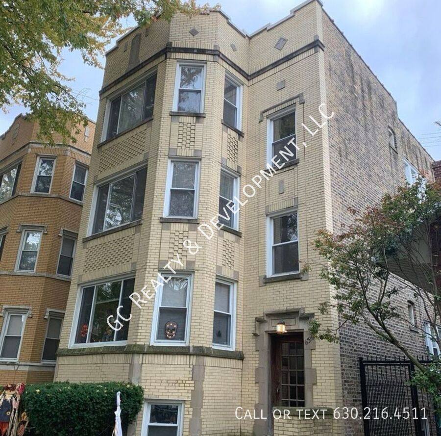 Apartment for rent at 6316 N Rockwell St #2, Chicago, IL 60659