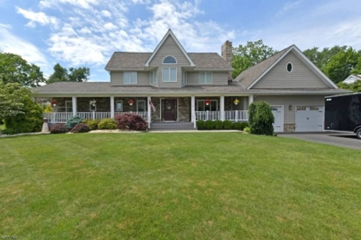 85 Mountain Ridge Dr, Wayne, NJ 07470