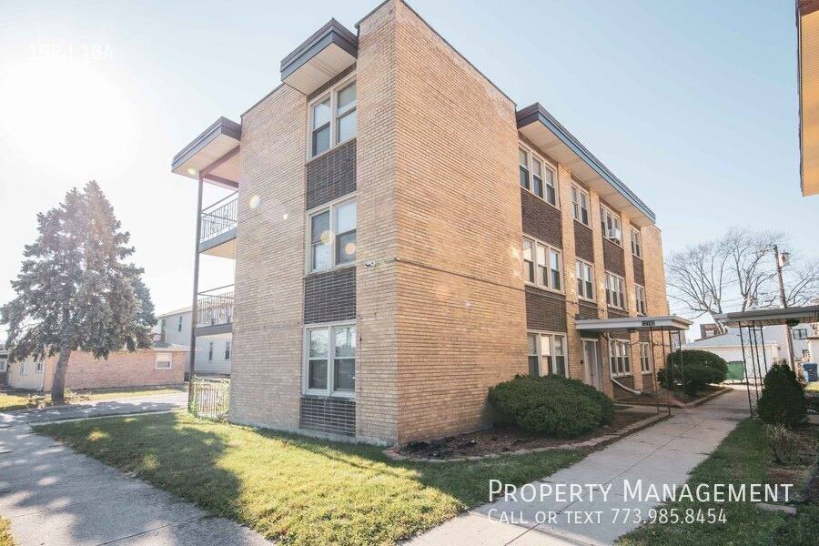 Apartment for rent at 12742 Division St - 1st Floor, Blue Island, IL 60406