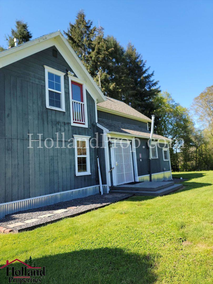 House for rent at 11280 SW Robinson Rd, Hillsboro, OR 97123