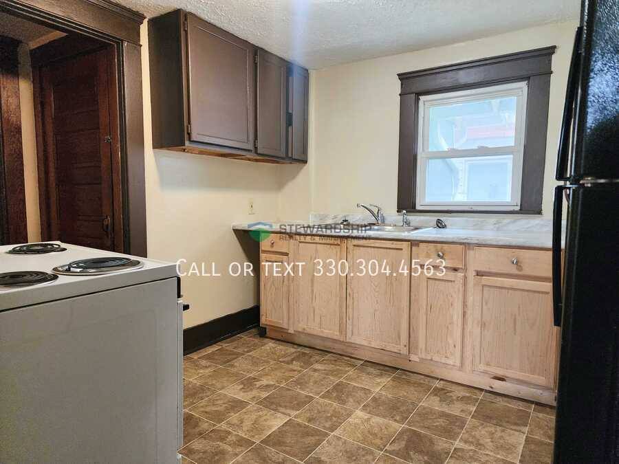 Apartment for rent at 897 Avon St #UP, Akron, OH 44310