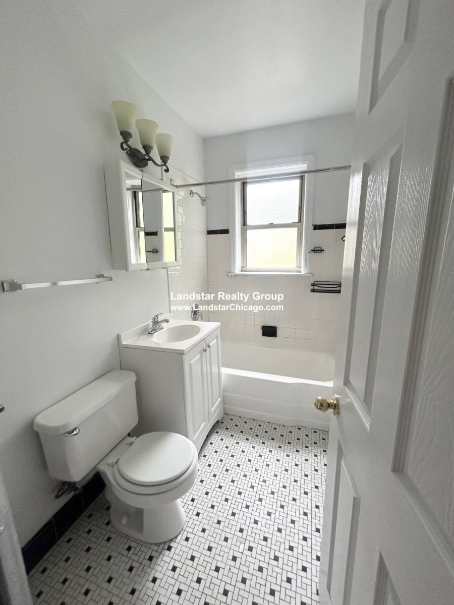 Apartment for rent at 1916 W Lunt Ave #1S, Chicago, IL 60626