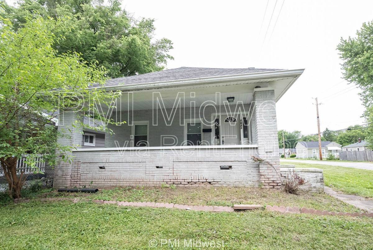 House for rent at 1621 E 49th St, Indianapolis, IN 46205