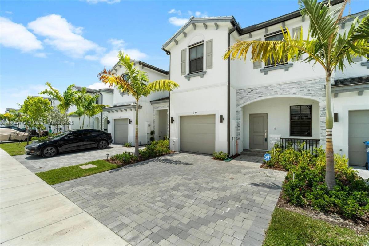 Townhouse for rent at 541 NW 204th St, Miami, FL 33169
