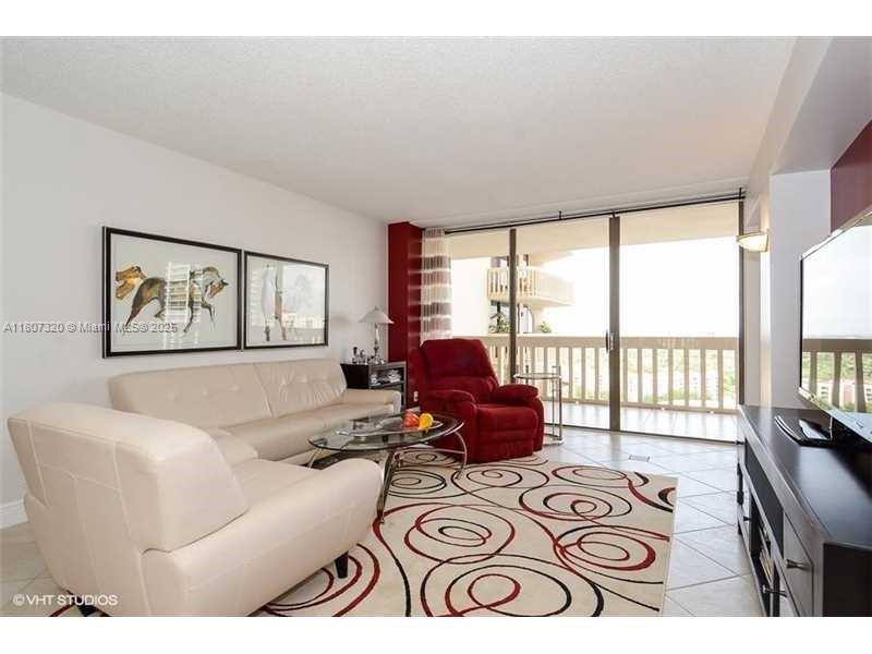 House for rent at 19707 Turnberry Way #18L, Miami, FL 33180