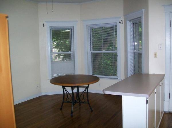 Condo for rent at 1021 W Dakin St #2E, Chicago, IL 60613