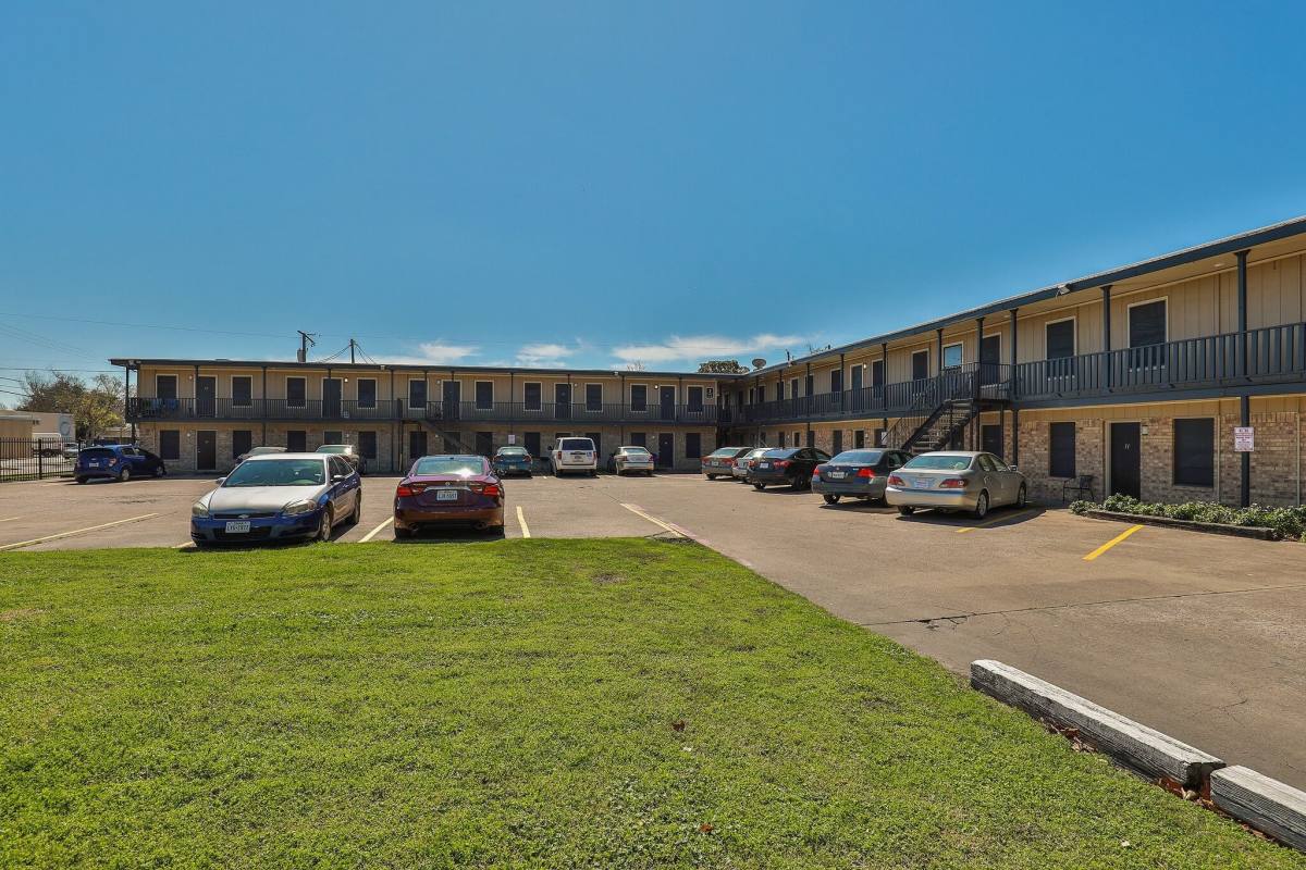 Apartment for rent at Coral Manor, 729 5th Ave N, Texas City, TX 77590