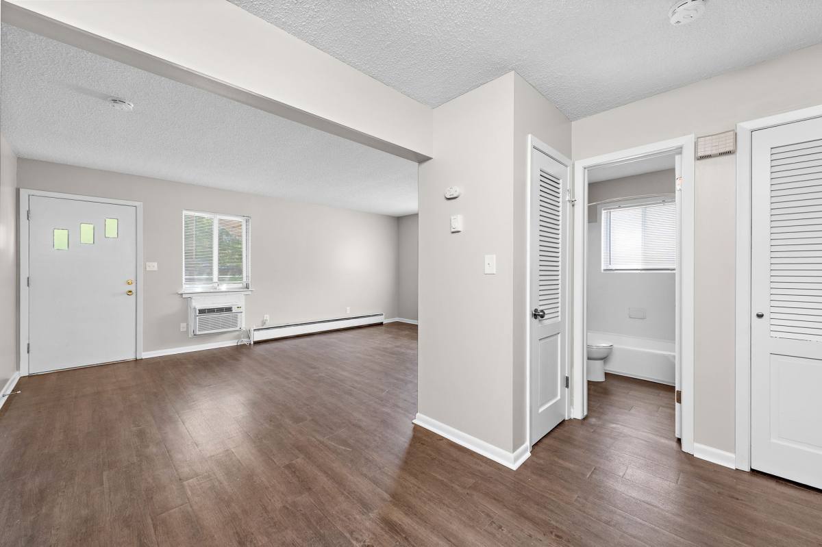 Apartment for rent at Apple Valley Aparments, 8420-8438 Robinson St, Overland Park, KS 66212