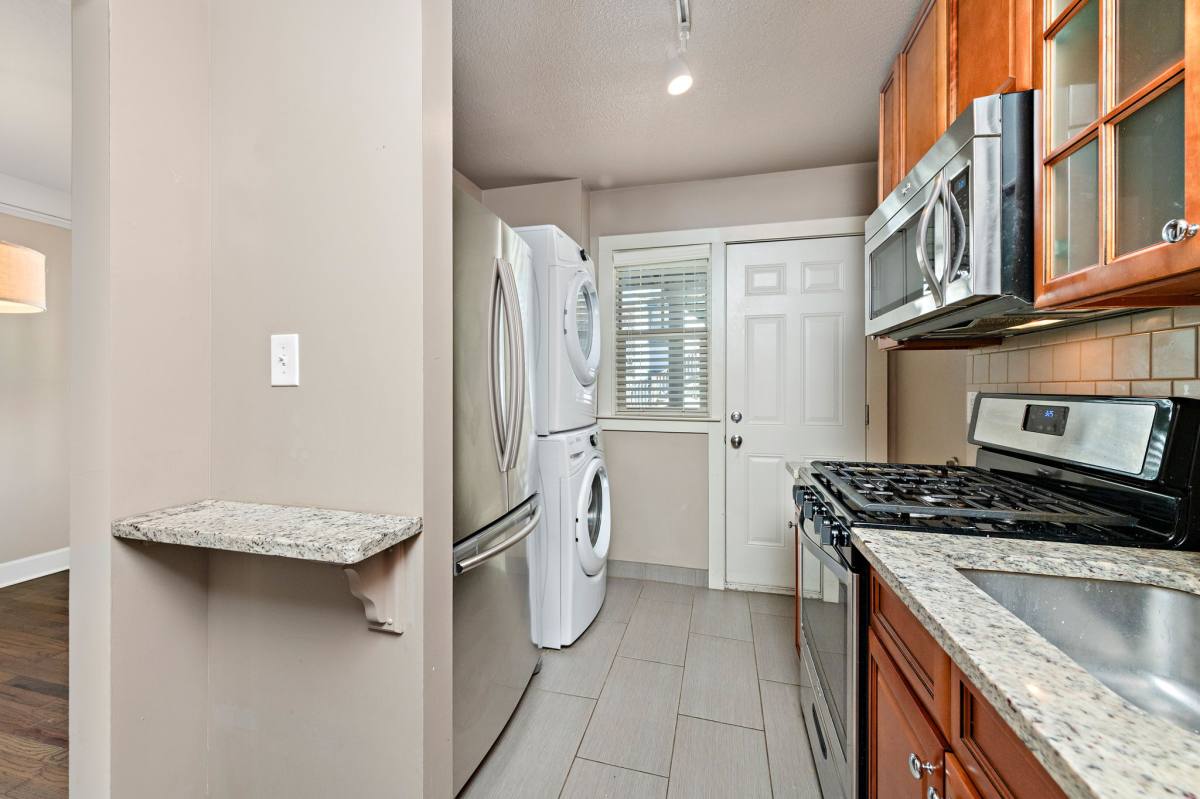 Apartment for rent at Roanoke at the Drake, 4401-4439 Roanoke Parkway, Kansas City, MO 64111