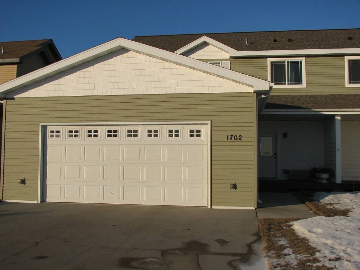Townhouse for rent at 1702 23rd Ave NW, Minot, ND 58703