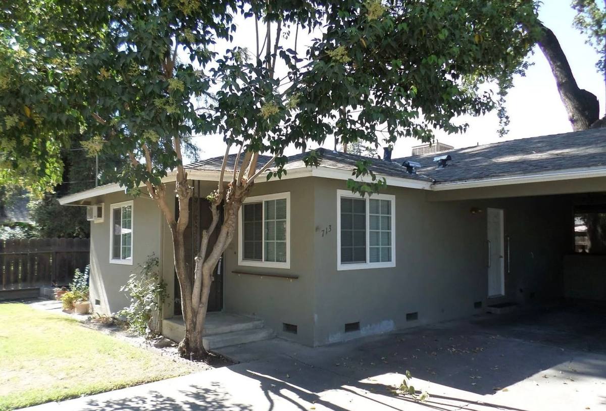 Apartment for rent at 711 & 713 S Oak Park, Visalia, CA 93277