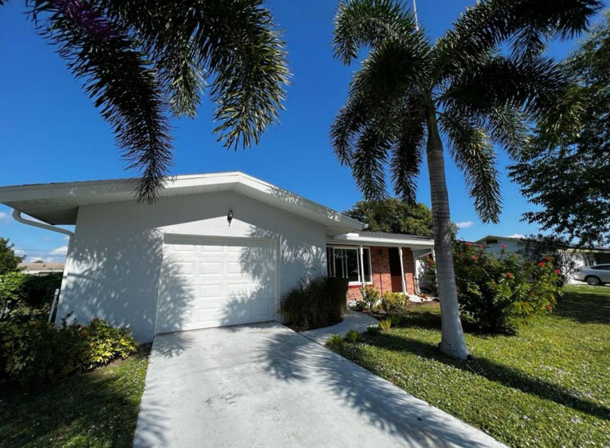 House for rent at 923 SE 32nd St, Cape Coral, FL 33904