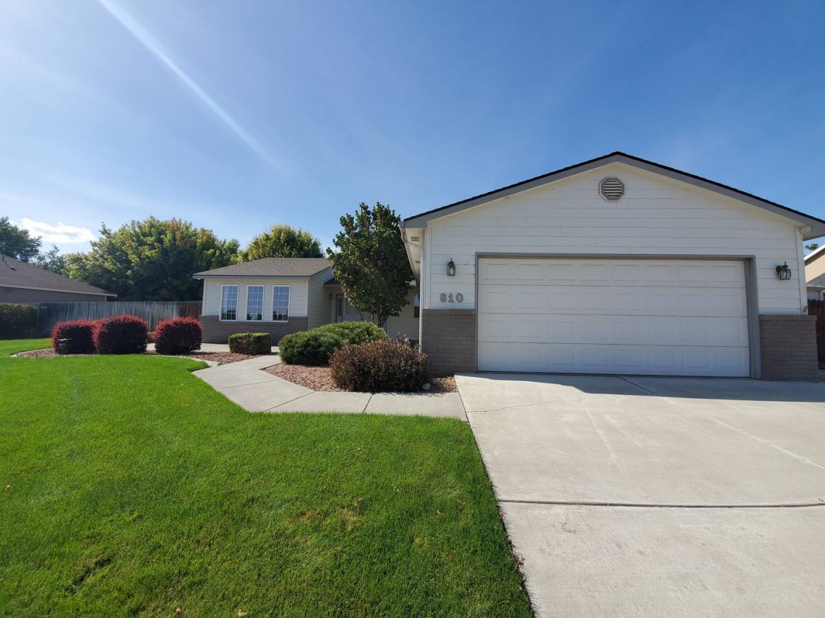 House for rent at 810 S Dawes St, Kennewick, WA 99336