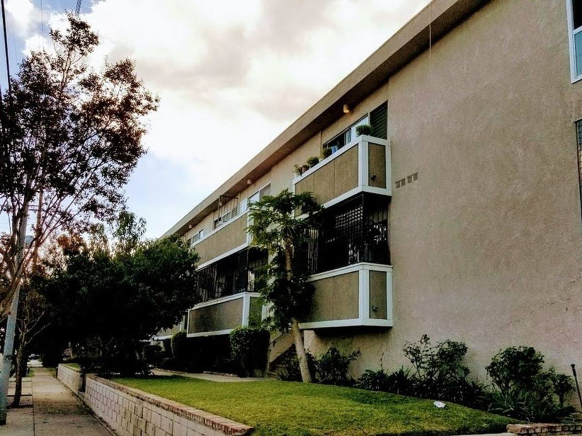 Apartment for rent at 7461 Hazeltineave, Van Nuys, CA 91405