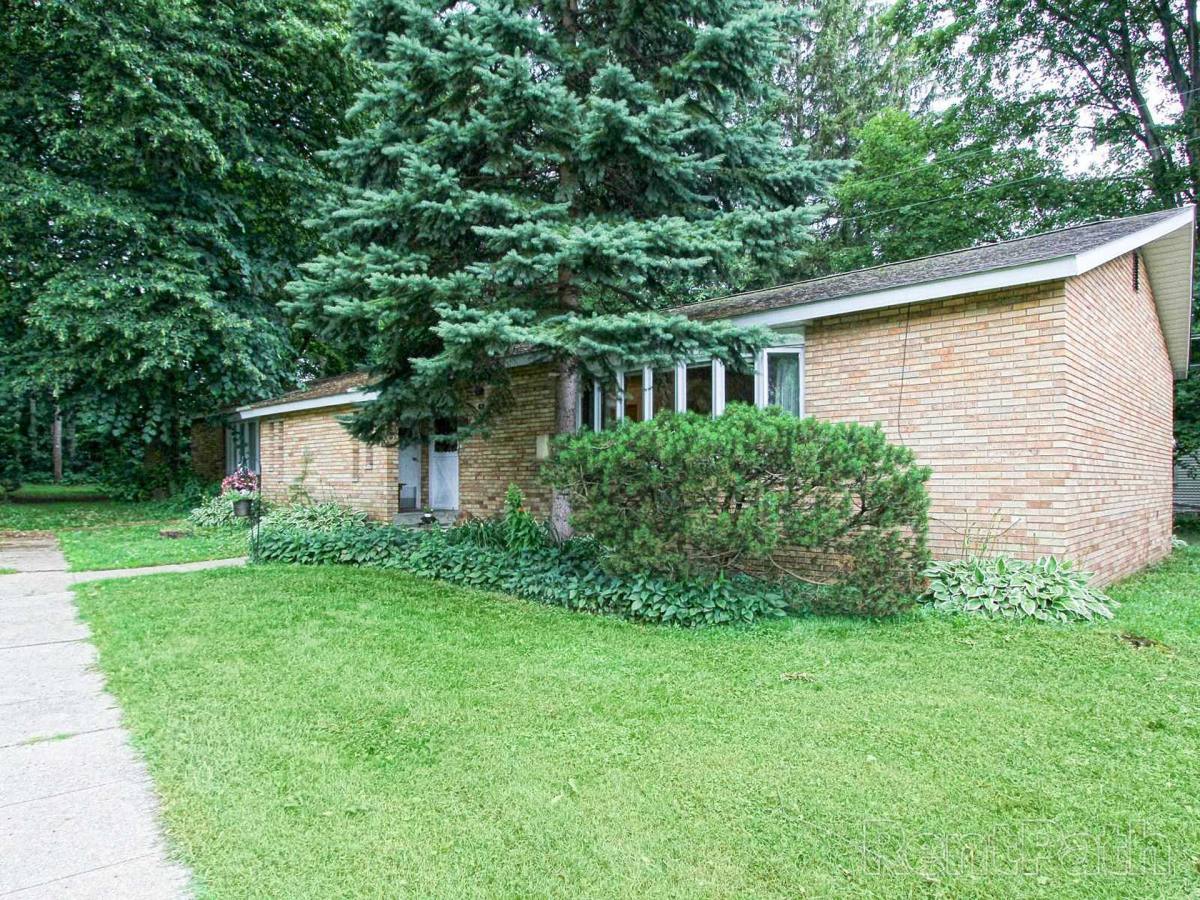 Apartment for rent at 176 Walnut St, Geneva, OH 44041